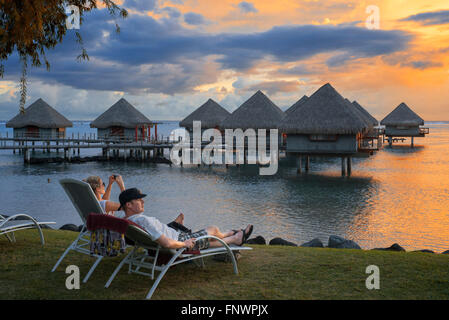 Coucher de soleil romantique à l'Hôtel Méridien sur l'île de Tahiti, Polynésie Française, Tahiti Nui, îles de la société, Polynésie Française, Sout Banque D'Images