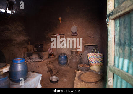 La cuisine à l'intérieur d'une hutte de terre dans le village de Bahir Dah, l'Éthiopie, l'Afrique. Banque D'Images