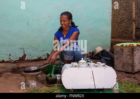 Une femme de la torréfaction des grains de café dans le cadre d'une cérémonie du café en Ethiopie, l'Afrique rurale Banque D'Images