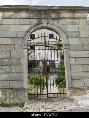 Old rusty metal gate à Piran, Slovénie Banque D'Images