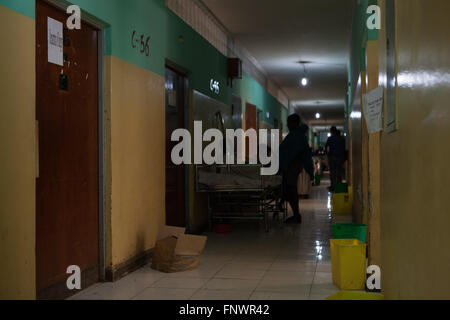 Lit d'un patient dans le corridor très fréquenté d'un hôpital, l'Ethiopie Afrique Banque D'Images