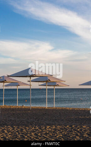 Des parasols sur la plage sur la mer Noire Banque D'Images