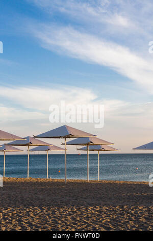 Des parasols sur la plage sur la mer Noire Banque D'Images