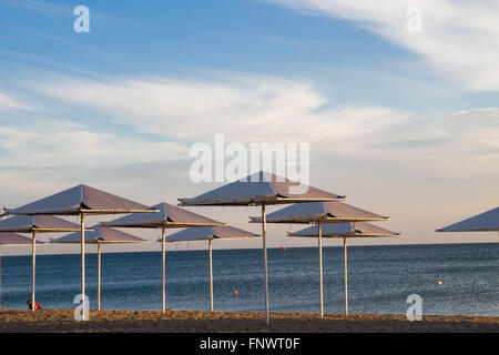 Des parasols sur la plage sur la mer Noire Banque D'Images