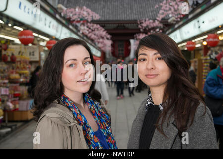 Deux jeunes femmes au Temple Sensoji et touristique et commerçante. Banque D'Images