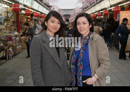 Deux jeunes femmes au Temple Sensoji et touristique et commerçante. Banque D'Images