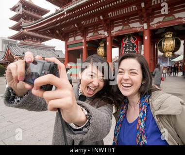 Deux jeunes femmes au Temple Sensoji et touristique et commerçante. Banque D'Images