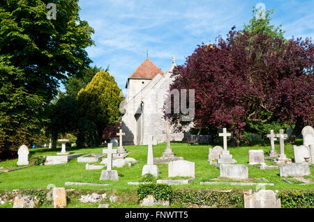 Vue sur le cimetière de l'église St Andrews, and Jevington, concernant l'autre bridleway article de la South Downs Way Banque D'Images