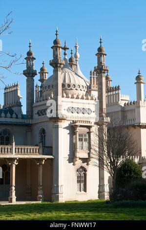 Détail des colonnes, les tours et les dômes du Royal Pavilion à Brighton, East Sussex, Angleterre Banque D'Images