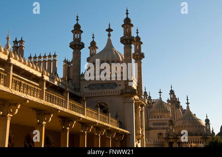 Détail des colonnes, les tours et les dômes du Royal Pavilion à Brighton, East Sussex, Angleterre au coucher du soleil Banque D'Images