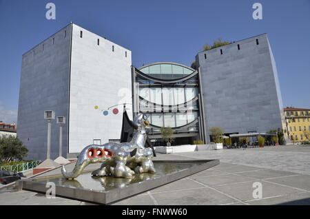 Sculpture 'l'Loch Ness' de Niki de Saint Phalle au Musée d'Art Moderne de Nice, France Banque D'Images