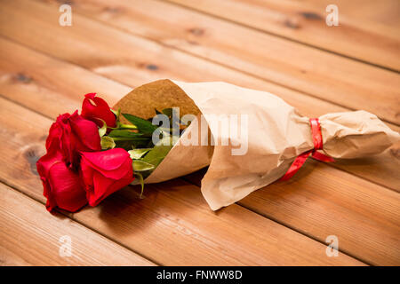 Close up of red roses bouquet enveloppé dans papier Banque D'Images