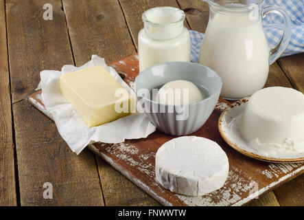 Produits laitiers Frais sur table en bois. Banque D'Images