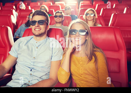 Happy friends watching movie en 3d Theatre Banque D'Images