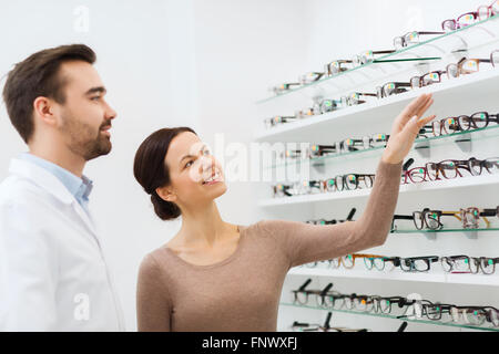 Femme montrant à lunettes optique opticien à stocker Banque D'Images