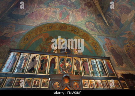 Iconostase avec des icônes par icône russe Kirill peintre Katkov (1905-1995) dans l'église de la Dormition au cimetière Olsany à Prague, République tchèque. L'église de la Dormition conçu par l'architecte russe Vladimir Brandt (1887-1944) a été construit en 1924-1925 par la Fédération de l'émigration blanche en Tchécoslovaquie. Des peintures murales ont été réalisées en 1941-1945 par groupe de peintres russes après l'icône design par le célèbre illustrateur de livres russe Ivan Bilibin (1876-1942) à partir de 1926-1928. Banque D'Images