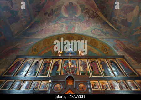 Iconostase avec des icônes par icône russe Kirill peintre Katkov (1905-1995) dans l'église de la Dormition au cimetière Olsany à Prague, République tchèque. L'église de la Dormition conçu par l'architecte russe Vladimir Brandt (1887-1944) a été construit en 1924-1925 par la Fédération de l'émigration blanche en Tchécoslovaquie. Des peintures murales ont été réalisées en 1941-1945 par groupe de peintres russes après l'icône design par le célèbre illustrateur de livres russe Ivan Bilibin (1876-1942) à partir de 1926-1928. Banque D'Images