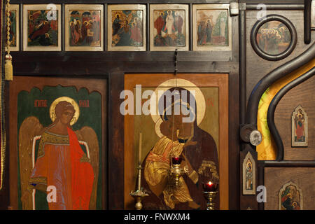 Archange Raphaël et Notre Dame de Vladimir. Par icônes icône russe Kirill peintre Katkov (1905-1995) dans l'iconostase de la Dormition à l'Église Cimetière Olsany à Prague, République tchèque. L'église de la Dormition conçu par l'architecte russe Vladimir Brandt (1887-1944) a été construit en 1924-1925 par la Fédération de l'émigration blanche en Tchécoslovaquie. Des peintures murales ont été réalisées en 1941-1945 par groupe de peintres russes après l'icône design par le célèbre illustrateur de livres russe Ivan Bilibin (1876-1942) à partir de 1926-1928. Banque D'Images