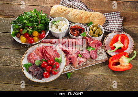 Antipasti italiens traditionnels sur une planche de bois. Vue d'en haut Banque D'Images
