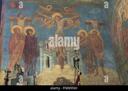 La Crucifixion. La peinture murale par l'icône russe Shapov (1912-1989 peintre Ilya) dans l'église de la Dormition au cimetière Olsany à Prague, République tchèque. L'église de la Dormition conçu par l'architecte russe Vladimir Brandt (1887-1944) a été construit en 1924-1925 par la Fédération de l'émigration blanche en Tchécoslovaquie. Des peintures murales ont été réalisées en 1941-1945 par groupe de peintres russes après l'icône design par le célèbre illustrateur de livres russe Ivan Bilibin (1876-1942) à partir de 1926-1928. Banque D'Images