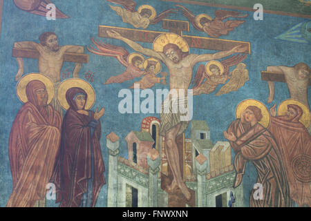 La Crucifixion. La peinture murale par l'icône russe Shapov (1912-1989 peintre Ilya) dans l'église de la Dormition au cimetière Olsany à Prague, République tchèque. L'église de la Dormition conçu par l'architecte russe Vladimir Brandt (1887-1944) a été construit en 1924-1925 par la Fédération de l'émigration blanche en Tchécoslovaquie. Des peintures murales ont été réalisées en 1941-1945 par groupe de peintres russes après l'icône design par le célèbre illustrateur de livres russe Ivan Bilibin (1876-1942) à partir de 1926-1928. Banque D'Images