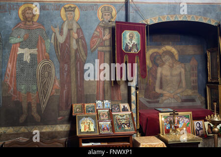 Saint Venceslas et Saint Ludmila de Bohême, saint Stefan de Serbie et de la déploration du Christ (Pieta). Peintures murales par icône russe Andrei peintre (1885-1950 Ryazanov) dans l'église de la Dormition au cimetière Olsany à Prague, République tchèque. Saint Nicholas le khorugv Wonderworker décrite dans le religieux (bannière) est également une œuvre de Andrei Ryazanov. L'église de la Dormition conçu par l'architecte russe Vladimir Brandt (1887-1944) a été construit en 1924-1925 par la Fédération de l'émigration blanche en Tchécoslovaquie. Des peintures murales ont été réalisées en 1941-1945 par groupe d'icône russe après des peintres Banque D'Images