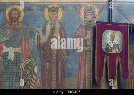 Saint Venceslas et Saint Ludmila de Bohême et Saint Stefan de Serbie. Peintures murales par icône russe Andrei peintre (1885-1950 Ryazanov) dans l'église de la Dormition au cimetière Olsany à Prague, République tchèque. Saint Nicholas le khorugv Wonderworker décrite dans le religieux (bannière) est également une œuvre de Andrei Ryazanov. L'église de la Dormition conçu par l'architecte russe Vladimir Brandt (1887-1944) a été construit en 1924-1925 par la Fédération de l'émigration blanche en Tchécoslovaquie. Des peintures murales ont été réalisées en 1941-1945 par groupe d'icône russe peintres après design by célèbre illustra livre russe Banque D'Images