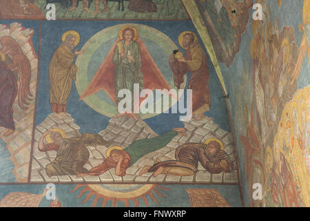 Transfiguration de Jésus. La peinture murale par l'icône russe Rostislav Koryakin peintres (1918-1999) et André (1885-1950) dans la région de Ryazanov l'église de la Dormition au cimetière Olsany à Prague, République tchèque. L'église de la Dormition conçu par l'architecte russe Vladimir Brandt (1887-1944) a été construit en 1924-1925 par la Fédération de l'émigration blanche en Tchécoslovaquie. Des peintures murales ont été réalisées en 1941-1945 par groupe de peintres russes après l'icône design par le célèbre illustrateur de livres russe Ivan Bilibin (1876-1942) à partir de 1926-1928. Banque D'Images