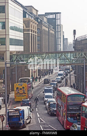 Matin la circulation sur la rue Tooley, où il longe la station London Bridge Banque D'Images