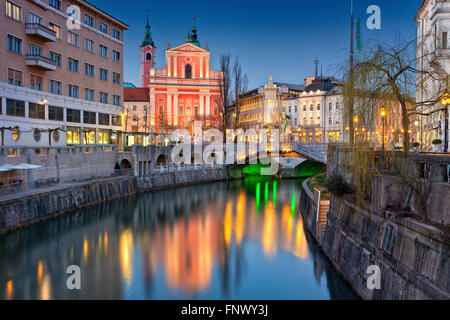 Ljubljana. Droit de Ljubljana, Slovénie dans le cadre de bleu crépuscule heure. Banque D'Images