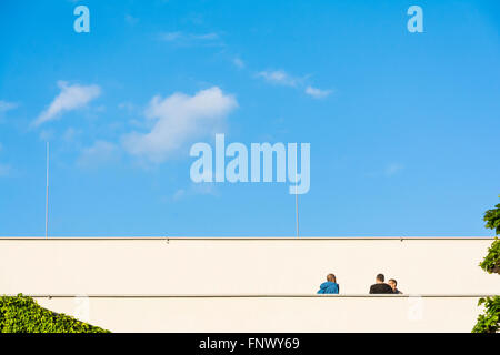 Austria-May,10,2015 Salzbourg:les gens sont au repos dans le célèbre château Mirabell à Salzbourg pendant une journée ensoleillée. Banque D'Images