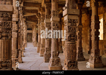 Quwwat-ul-Islam mosquée de Qutub Complex dans (dépêche écrite, New Delhi, Inde Banque D'Images