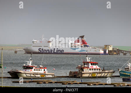 Port de Holyhead Anglesey au nord du Pays de Galles UK, bateaux, navires, Stena Line Stena, Superfast X Cardiff. Banque D'Images