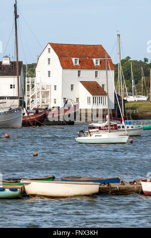 Woodbridge moulin à marée et des yachts sur River Deben dans le Suffolk, East Anglia, Angleterre, Royaume-Uni Banque D'Images