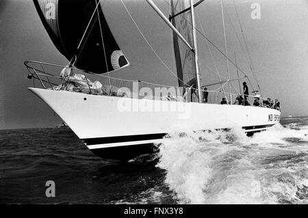 AJAXNETPHOTO. 1985. SOLENT, en Angleterre. - Départ de course WHITBREAD - BRUCE FARR CONÇU SLOOP NZI ENTERPRISE (NZ) SKIPPÉ PAR DIGBY TAYLOR. photo:JONATHAN EASTLAND /AJAX REF:NZI  1985 de l'entreprise Banque D'Images