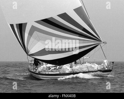 AJAXNETPHOTO. Août 29th, 1981. PORTSMOUTH, Angleterre. - Départ de course WHITBREAD - SPARMAN & STEPHENS CONÇU LE TRAITÉ DE ROME (CEE) skippé par ANTONIO CHIOATTO. photo:JONATHAN EASTLAND / AJAX REF:1981 001 Banque D'Images