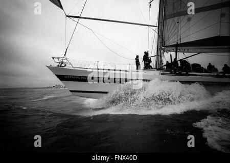 AJAXNETPHOTO. 1986. SOLENT, en Angleterre. - WHITBREAD ROUND THE WORLD RACE - FIN - UBS (CH) SKIPPÉ PAR PIERRE FEHLMANN NAVIGUE VERS L'ARRIVÉE À Portsmouth. PHOTO:JONATHAN EASTLAND/AJAX REF:1986  suisse UBS Banque D'Images