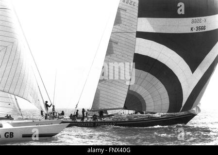 AJAXNETPHOTO. 29e Août, 1981. PORTSMOUTH, Angleterre. - WHITBREAD ROUND THE WORLD RACE - UNITED FRIENDLY (EX GB II) (GBR) PEU APRÈS LE DÉPART DE LA COURSE AU LARGE DE SOUTHSEA. PHOTO:JONATHAN EASTLAND/AJAX REF:UNITED FRIENDLY 1981 2 Banque D'Images