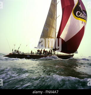 Nouvelles photos d'AJAX. 1985. SOLENT, en Angleterre. WHITBREAD - WORLD RACE - L'OCEAN RACER CÔTE D'OU LES TÊTES VERS L'OUEST SUR LA PREMIÈRE PARTIE DE LA COURSE AVEC ERIC TABARLY À LA BARRE. PHOTO:JONATHAN EASTLAND/AJAX. REF:85/CÔTE D'OR. Banque D'Images