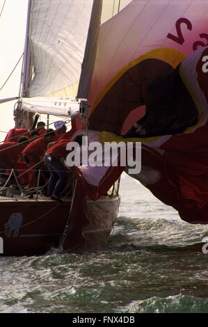 Nouvelles photos AJAX.1985. SOLENT, en Angleterre. - WHITBREAD ROUND THE WORLD RACE BELGE - LA CÔTE D'ENTRÉE OU DE L'ÉQUIPAGE LUTTE POUR RÉCUPÉRER LE SPI COMME LA LOCATION DE TÊTE SUR LA PREMIÈRE PARTIE DE LA COURSE. PHOTO:JONATHAN EASTLAND/AJAX. REF:853731/COTE D'OR/WRTWR. Banque D'Images