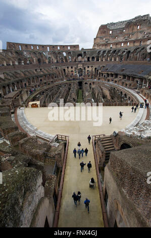 29/02/2016. Le Colisée de Rome, Italie. Les touristes sur une visite guidée voir l'intérieur du Colisée à Rome, Italie. Banque D'Images