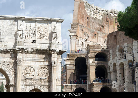 29/02/2016. Le Colisée de Rome, Italie. Les touristes regarder par dessus les ruines du Colisée à Rome, Italie. Banque D'Images