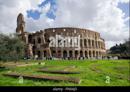 29/02/2016. Le Colisée de Rome, Italie. Les touristes donnent sur l'extérieur du Colisée à Rome, Italie. Banque D'Images
