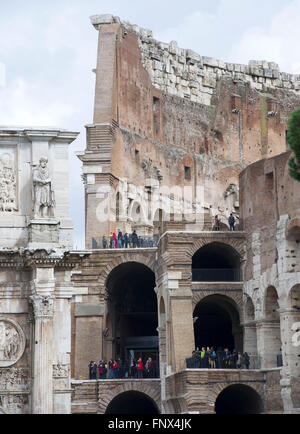 29/02/2016. Le Colisée de Rome, Italie. Les touristes regarder par dessus les ruines du Colisée à Rome, Italie. Banque D'Images