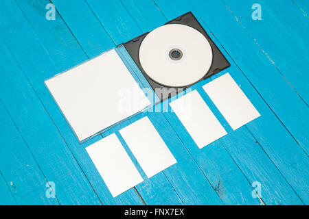 DVD-ROM et de cartes d'affaires sur un fond de bois. Mock-up pour b Banque D'Images