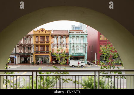 Une rangée de maisons colorées à Chinatown à Singapour Banque D'Images