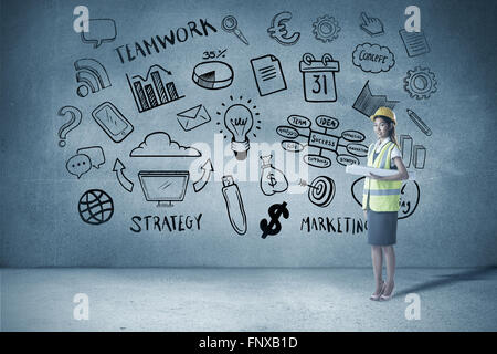Image composite de l'architecte femme avec casque jaune et plans Banque D'Images