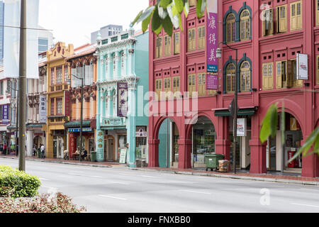 Une rangée de maisons colorées à Chinatown à Singapour Banque D'Images