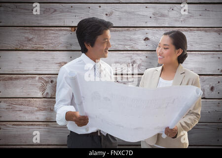 Image composite d'agent immobilier plan avec l'acheteur potentiel Banque D'Images