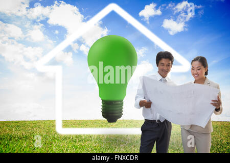 Image composite d'agent immobilier plan avec l'acheteur potentiel Banque D'Images